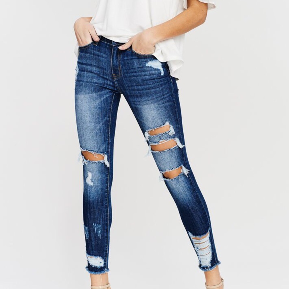 🚨Last Pair🚨 KanCan Distressed Skinny Raw Hem